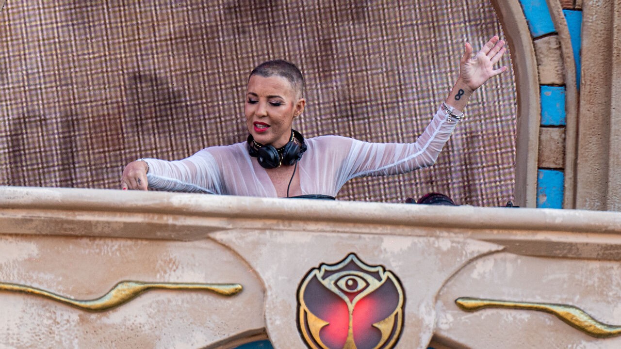 "Iemand moet eerste dj in rolstoel zijn, toch?": B Jones maakt op Tomorrowland comeback na kankerdiagnose