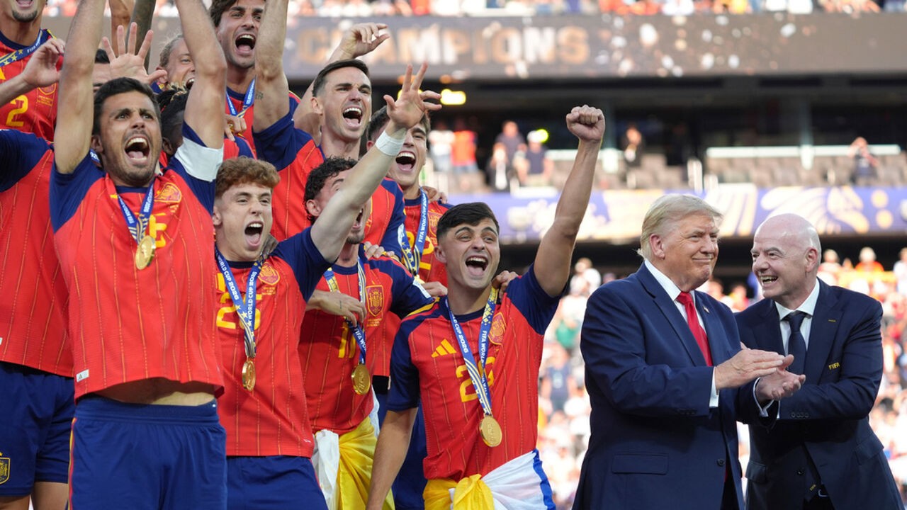 Trump en Infantino worden uitgefloten bij aanvang prijsuitreiking, tranen bij Messi
