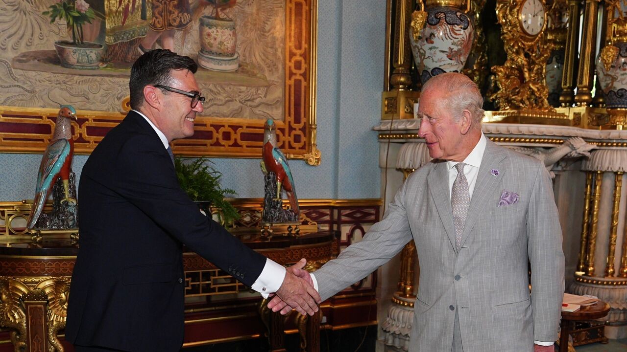 Andy Burnham is officieel nieuwe Britse premier, houdt straks eerste toespraak in Downing Street