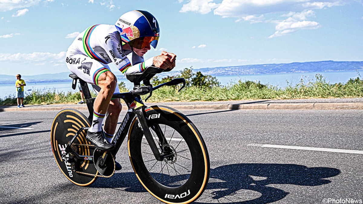 Buitenaardse Remco Evenepoel is baas boven baas in de tijdrit, enkel gele trui Tadej Pogacar mag mee op de foto