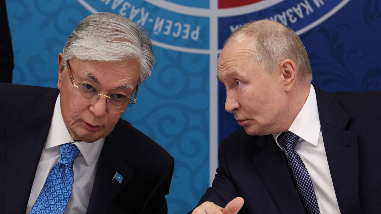 President van Kazachstan dringt bij Poetin aan om oorlog tegen Oekraïne te stoppen
