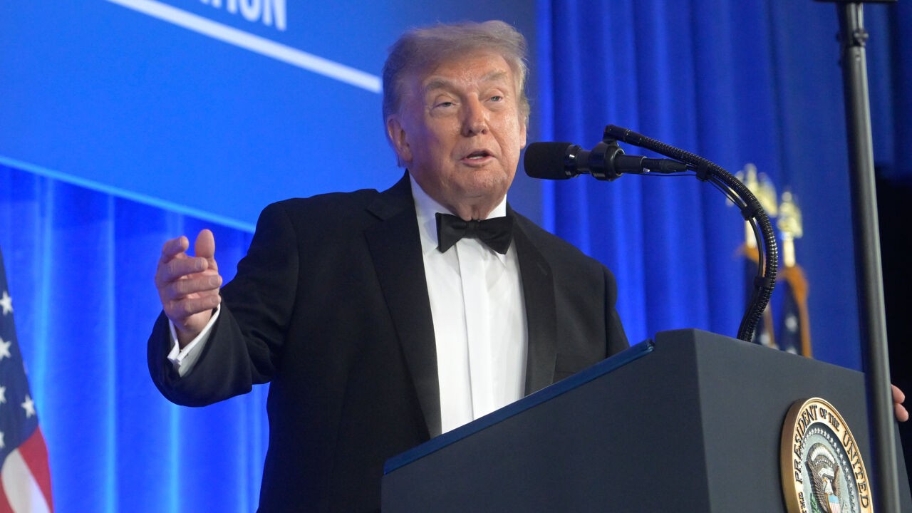 Drie maanden na mislukte aanslag speecht Trump alsnog op Correspondents' Dinner: "Rare mix van humor en spanning"