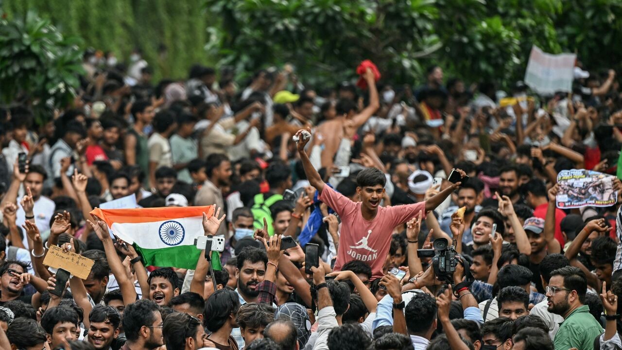 Indiase minister van Onderwijs stapt op na wekenlange studentenprotesten, feestgedruis in New Delhi