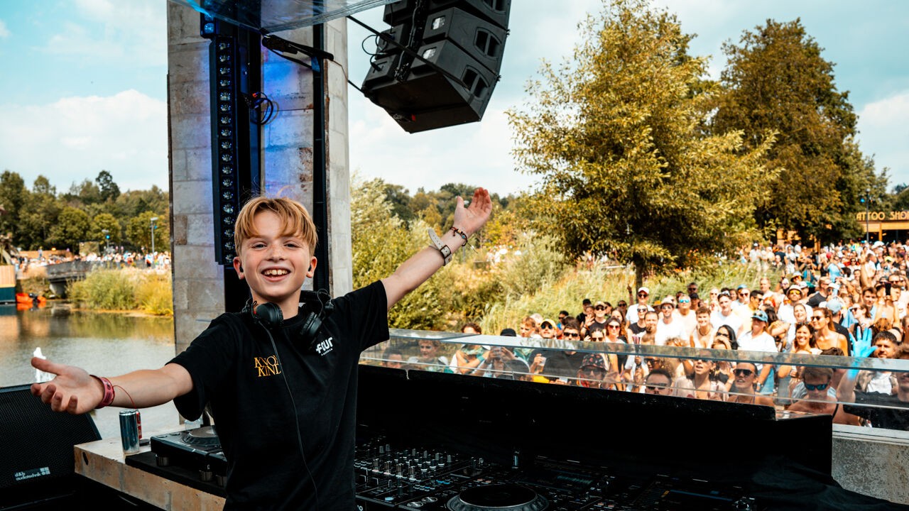 Met opstapje om aan de draaiknoppen te kunnen: 11-jarige Knox uit Nederland is jongste dj op Tomorrowland