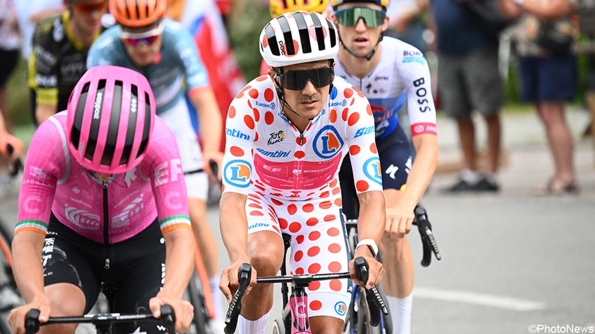 Onvermoeibare Richard Carapaz stelt zijn bollentrui veilig op het dak van de Tour