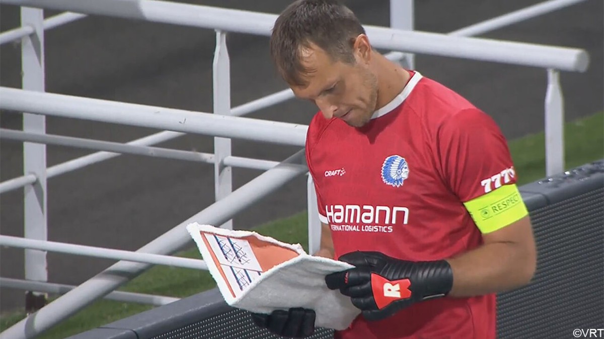 "Al 12 jaar geleden dat ik nog naar school ben geweest": penaltyheld Davy Roef bevrijdde KAA Gent met ... een map