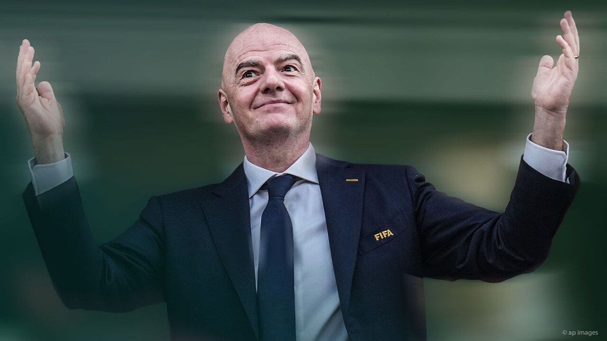 Het roodharige jongetje dat gepest werd, wil nu het voetbal bezitten: wat schuilt er achter de "End Game" van Gianni Infantino?