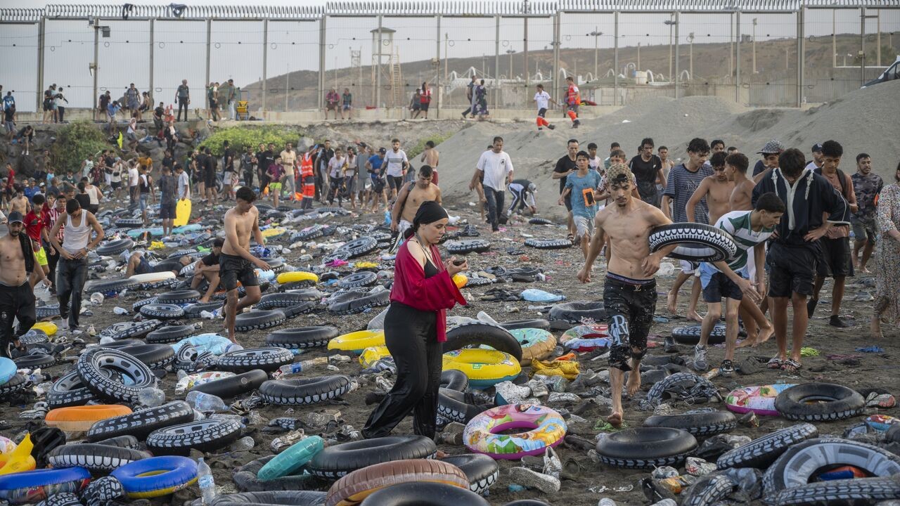 49.000 migranten zijn afgelopen 24 uur grens overgestoken naar Ceuta: "Marokko gebruikt migratie als diplomatiek drukkingsmiddel"