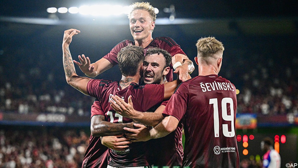 Hij lokte nochtans een strafschop uit: Loïs Openda ziet debuut bij Lyon verpest worden door Sparta Praag (en ploegmaat)