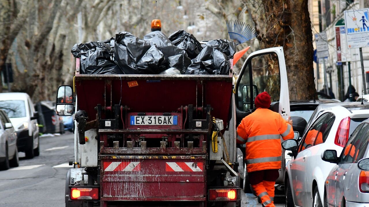 Vuilnisophalers vinden winnend lot van 1 miljoen euro terug dat bij afval was beland in Italië