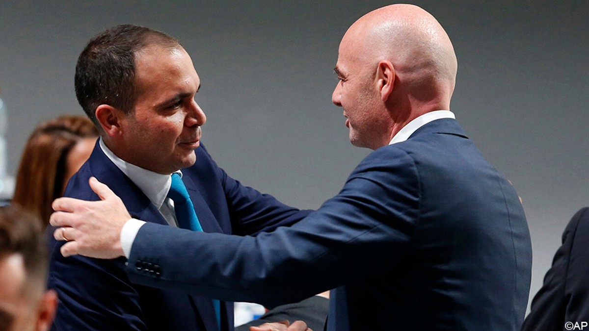 Nu hij ook van chantage beschuldigd wordt: "Infantino roept crisisvergadering van FIFA bijeen"