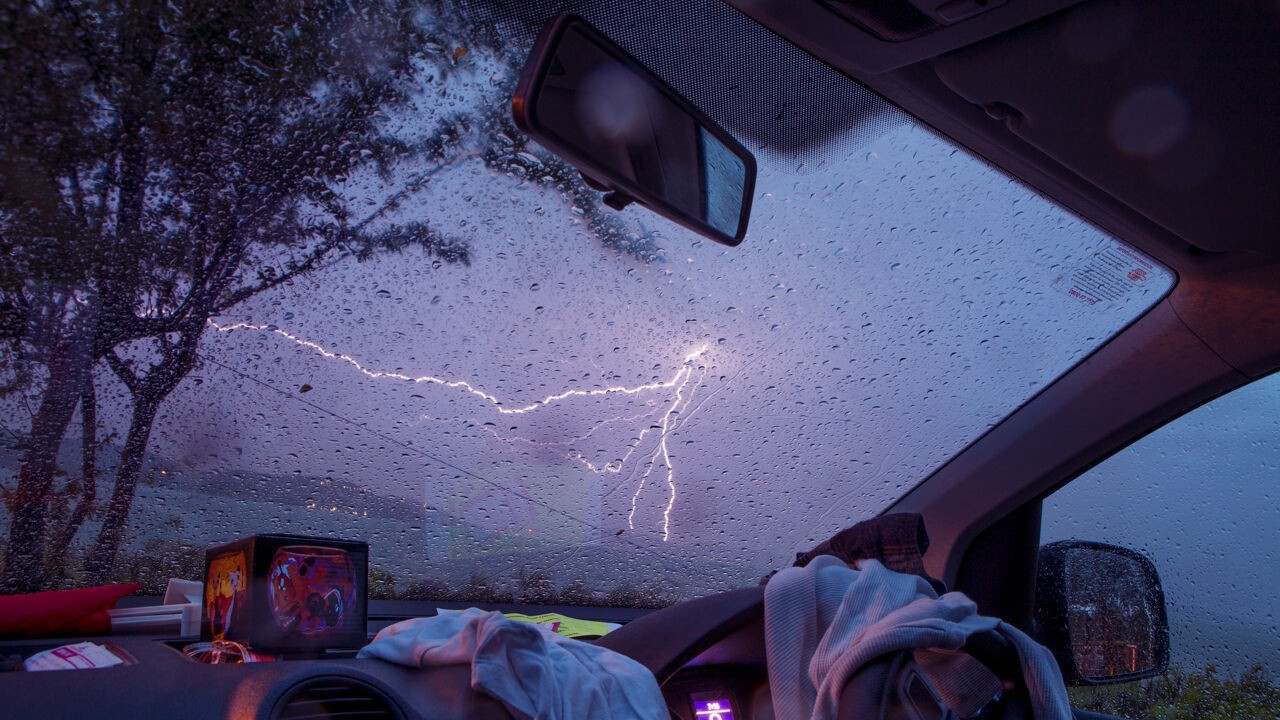 Op je hurken in je regenjas: zo kan je jezelf tijdens onweer tegen blikseminslag beschermen