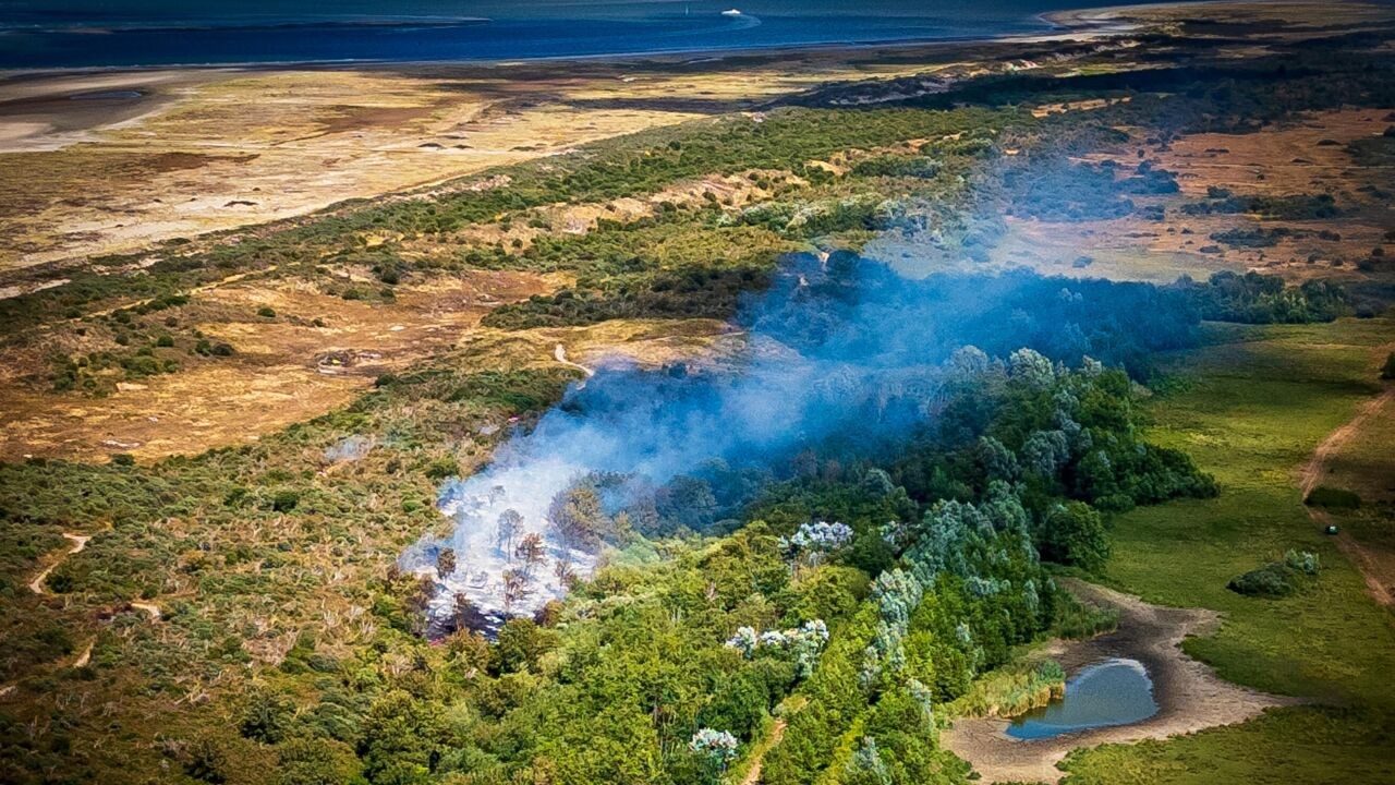 Brandweerman zwaargewond geraakt bij duinbrand in Nederlandse badplaats Ouddorp, 2 hectare afgebrand