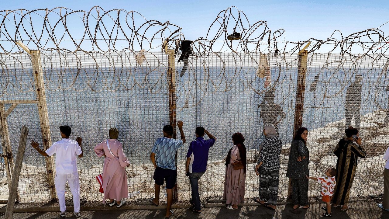 Week na massale oversteek blijft chaos groot in Ceuta: "Nog 2.000 à 8.000 migranten aanwezig, vooral minderjarigen"