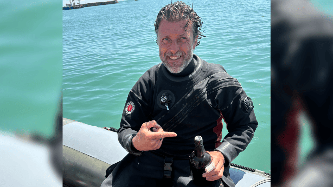 Duiker uit Bornem haalt fles Guinness uit 1864 boven uit scheepswrak voor kust van Dover
