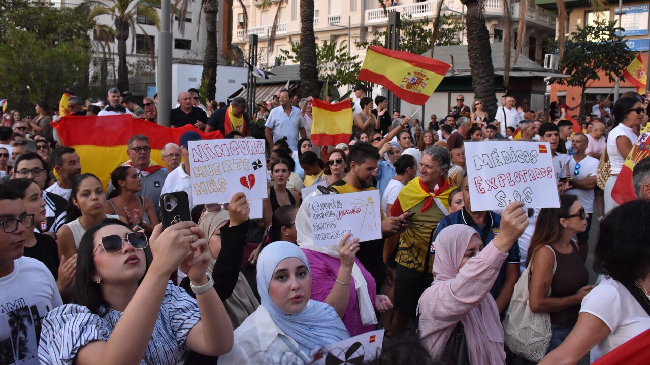 Duizenden protesteren in Ceuta voor strengere grenscontroles en meer hulp van Spanje