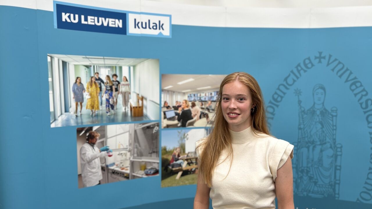 Emma uit Waregem schrijft zich als eerste in voor nieuwe academiejaar aan KULAK in Kortrijk