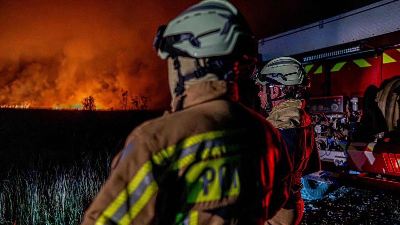 Brandweerlui trotseren hitte, rook en uitputting in de Hoge Venen: zo zwaar en gevaarlijk is hun werk