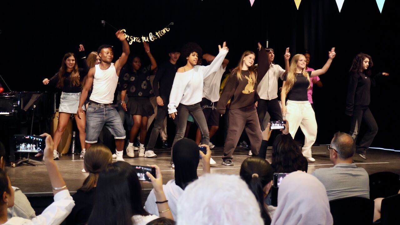 "Leerkrachten zullen het verschil merken": 75 jongeren leren extra Nederlands én dansen op zomerschool in Lier