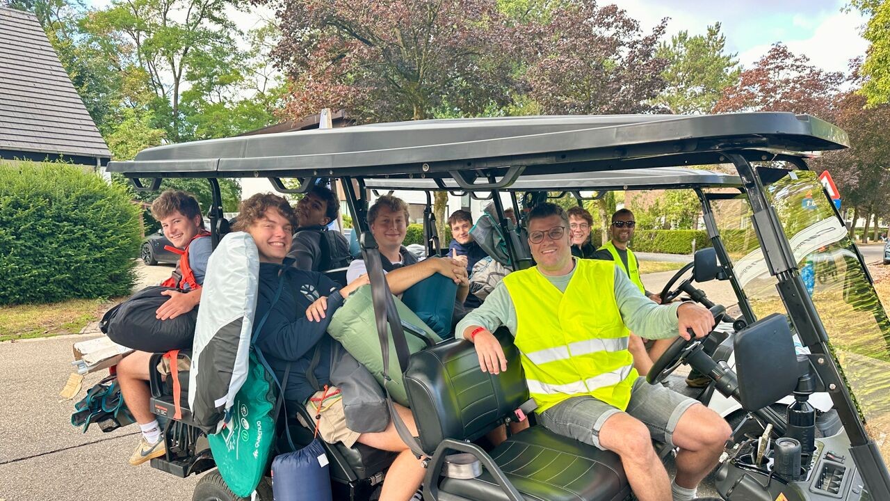 Golfkarretjes rijden festivalgangers voor het eerst naar Pukkelpop: "Geen rugpijn voor ons"