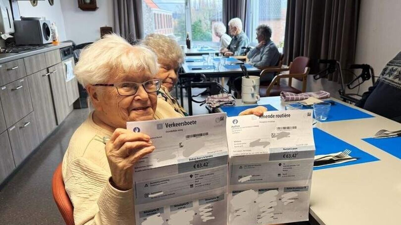 Kleinzoon helpt grootmoeder (93), die al jaren niet meer rijdt, van verkeersboetes af dankzij sticker