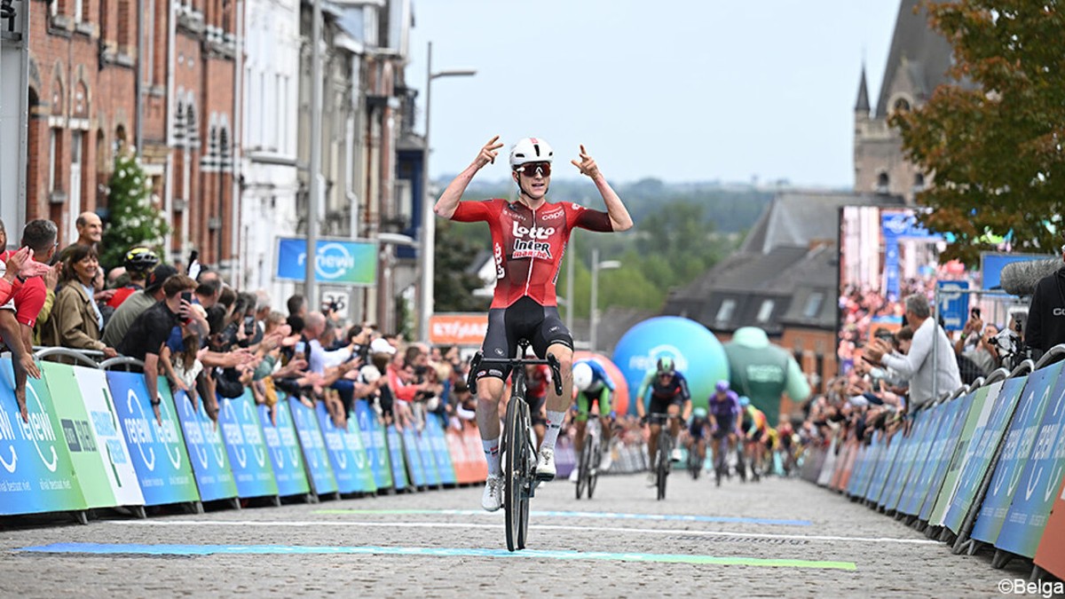 Met verschroeiende versnelling op de Vesten: Jenno Berckmoes knalt naar dubbelslag in koninginnenrit Renewi Tour