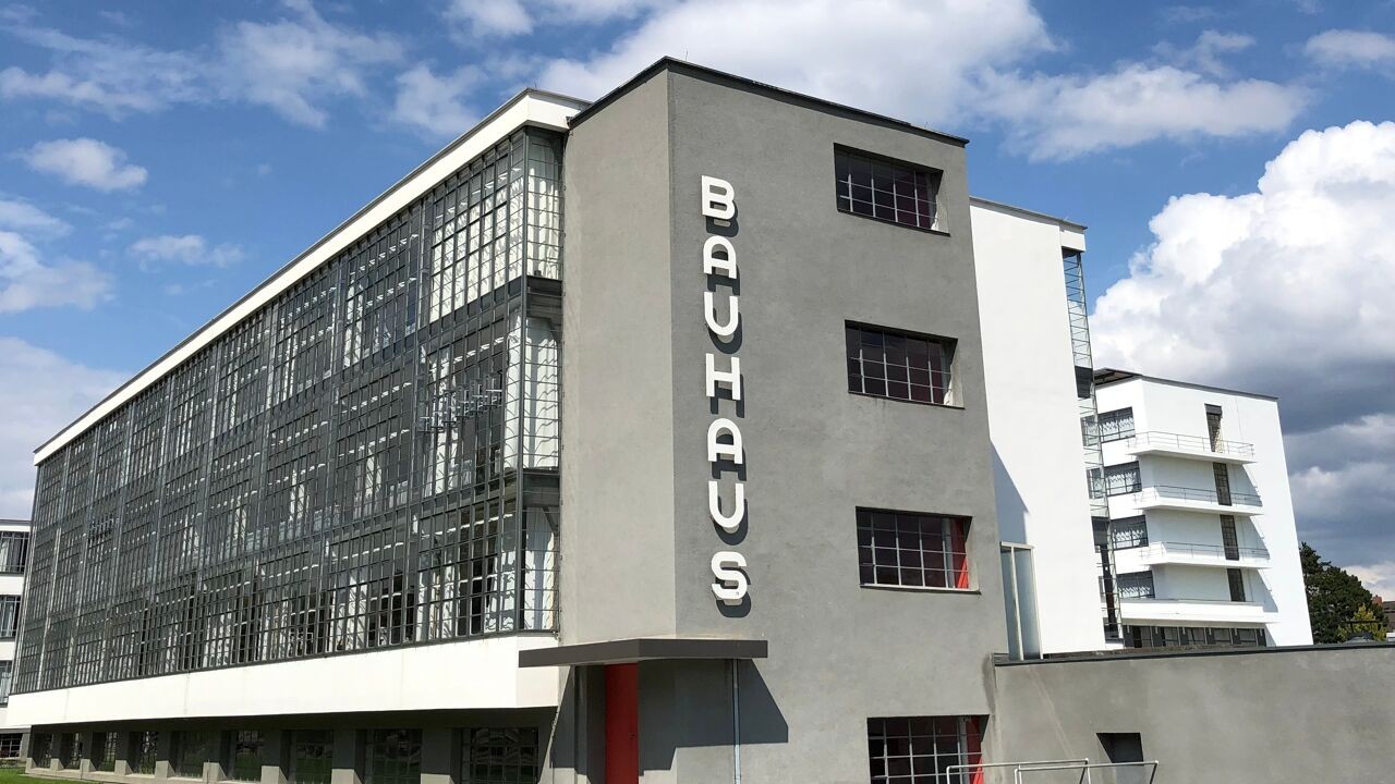 Duitse minister van Cultuur verdedigt werelderfgoed van Bauhaus tegen uiterst rechts
