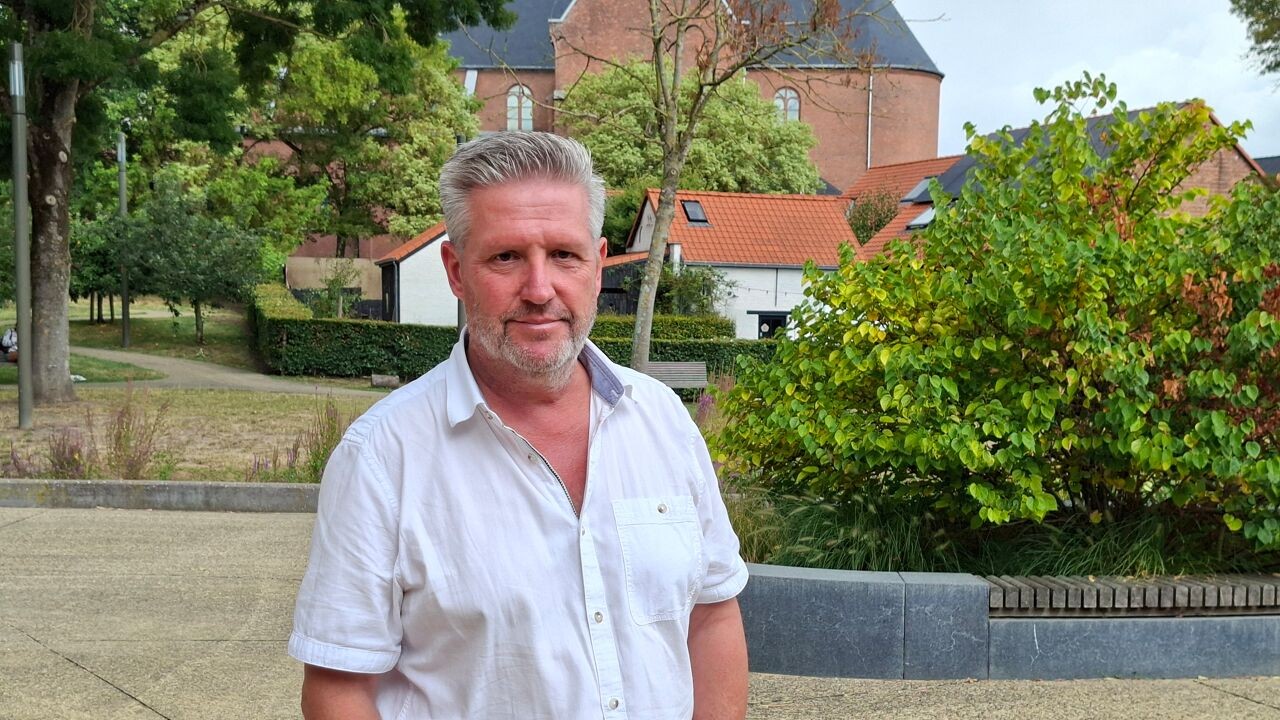 Acteur Dirk Tuypens (60) van PVDA stapt uit gemeenteraad Mechelen: "Trots op wat onze ploeg allemaal deed"