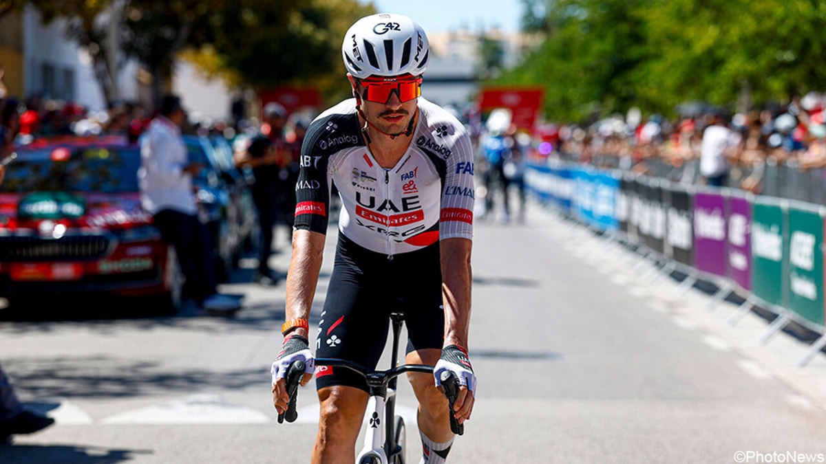 Opgaves in de Vuelta: Jay Vine draait vierkant en haalt de finish niet in zware bergrit