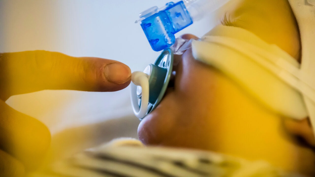 RSV-prik voor baby's bewijst zijn nut: vorig jaar 3.500 minder ziekenhuisopnames in België