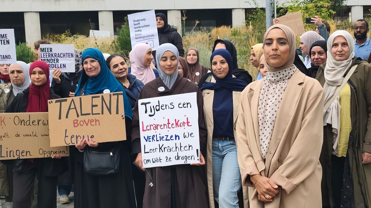 Juf uit Assenede die weigert zonder hoofddoek les te geven verschijnt voor tuchtcommissie