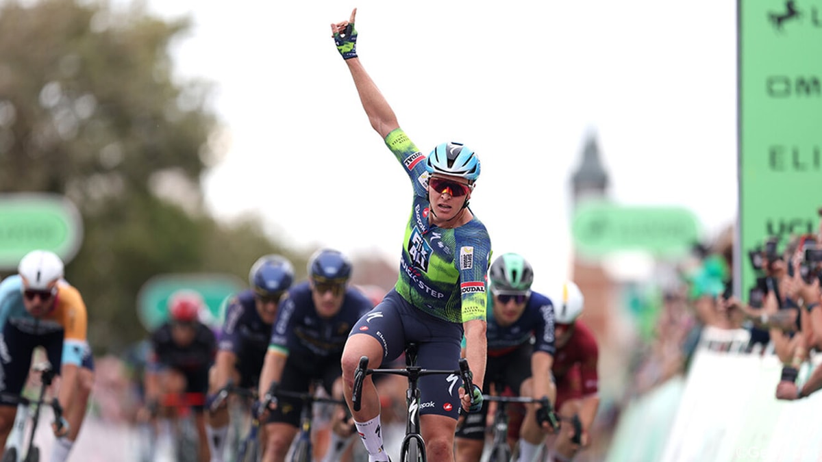 Kattenrappe Tim Merlier vloert Olav Kooij in Tour of Britain en heeft 10e zege van het seizoen beet