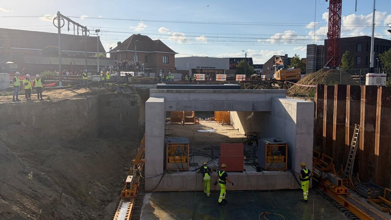 Aannemer duwt 1.000 ton zware fietstunnel in 1 keer onder spoorweg in Wilsele