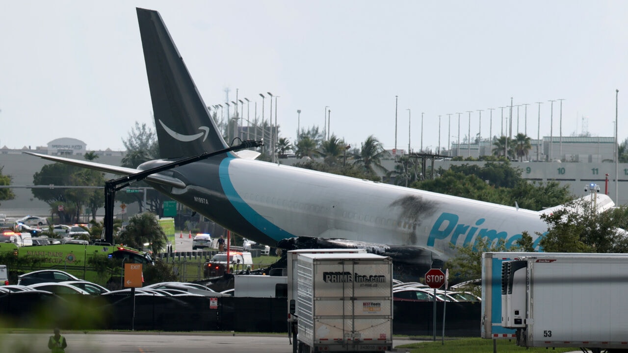 Minstens 5 doden nadat Amazon-vrachtvliegtuig bij luchthaven Miami van landingsbaan schiet en auto's raakt