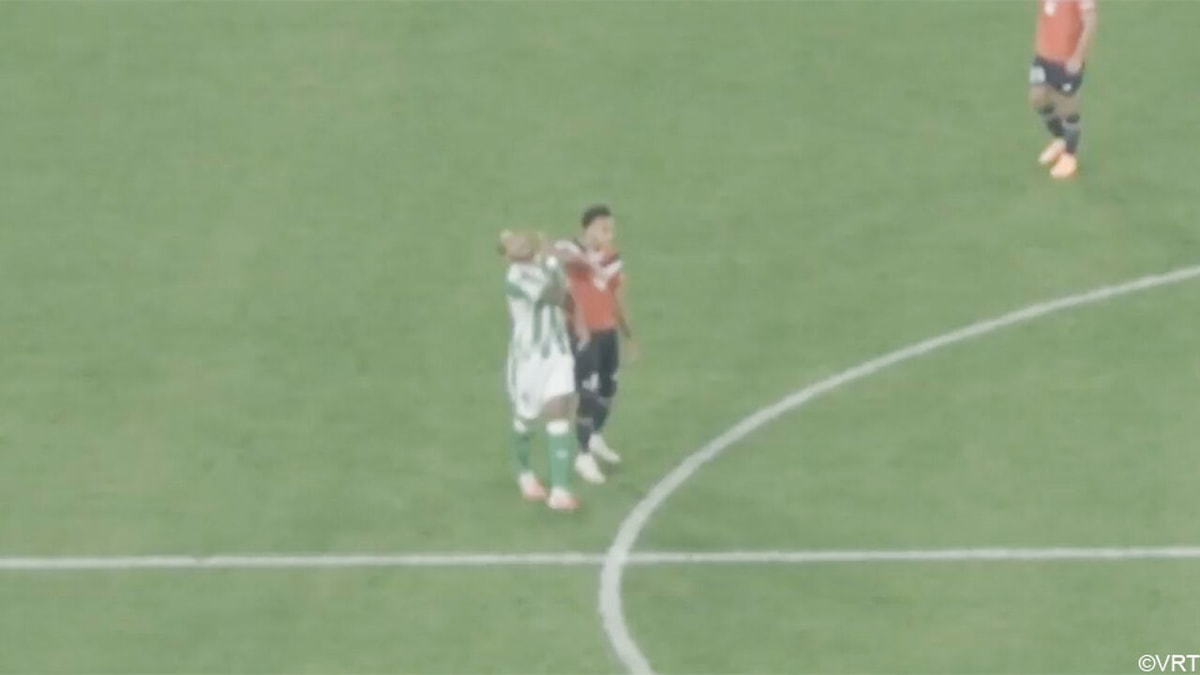 Geniepige elleboog bleef niet onopgemerkt: VAR Bram Van Driessche zadelt Ethan Mbappé op met rood