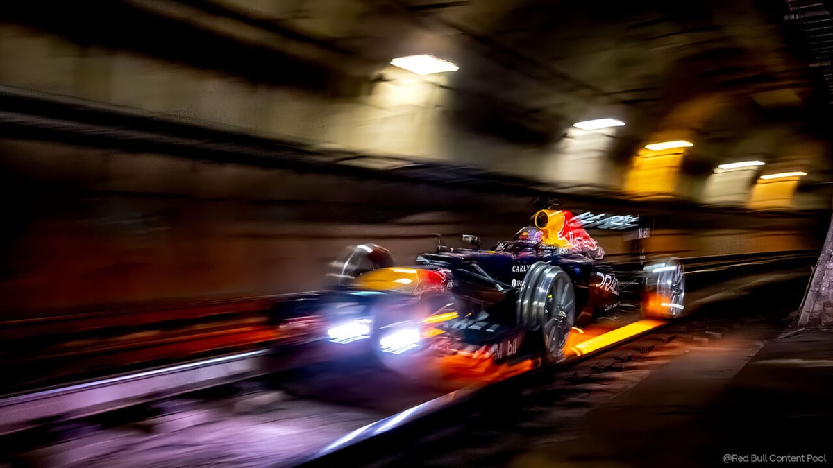 Even paniek op het perron? Red Bull raast in nieuwe stunt met F1-wagen over metrorails van Madrid
