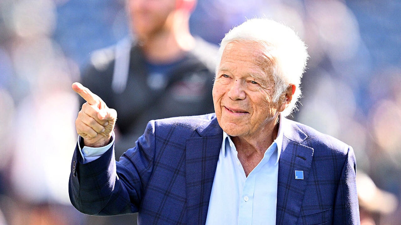 "Trouwste vriend van Israël": wie is Robert Kraft (85), de Joods-Amerikaanse miljardair die Macklemore van het podium weert
