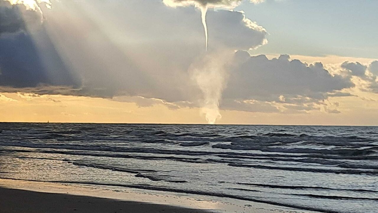 Indrukwekkende beelden tonen waterhoos boven Noordzee bij Westende