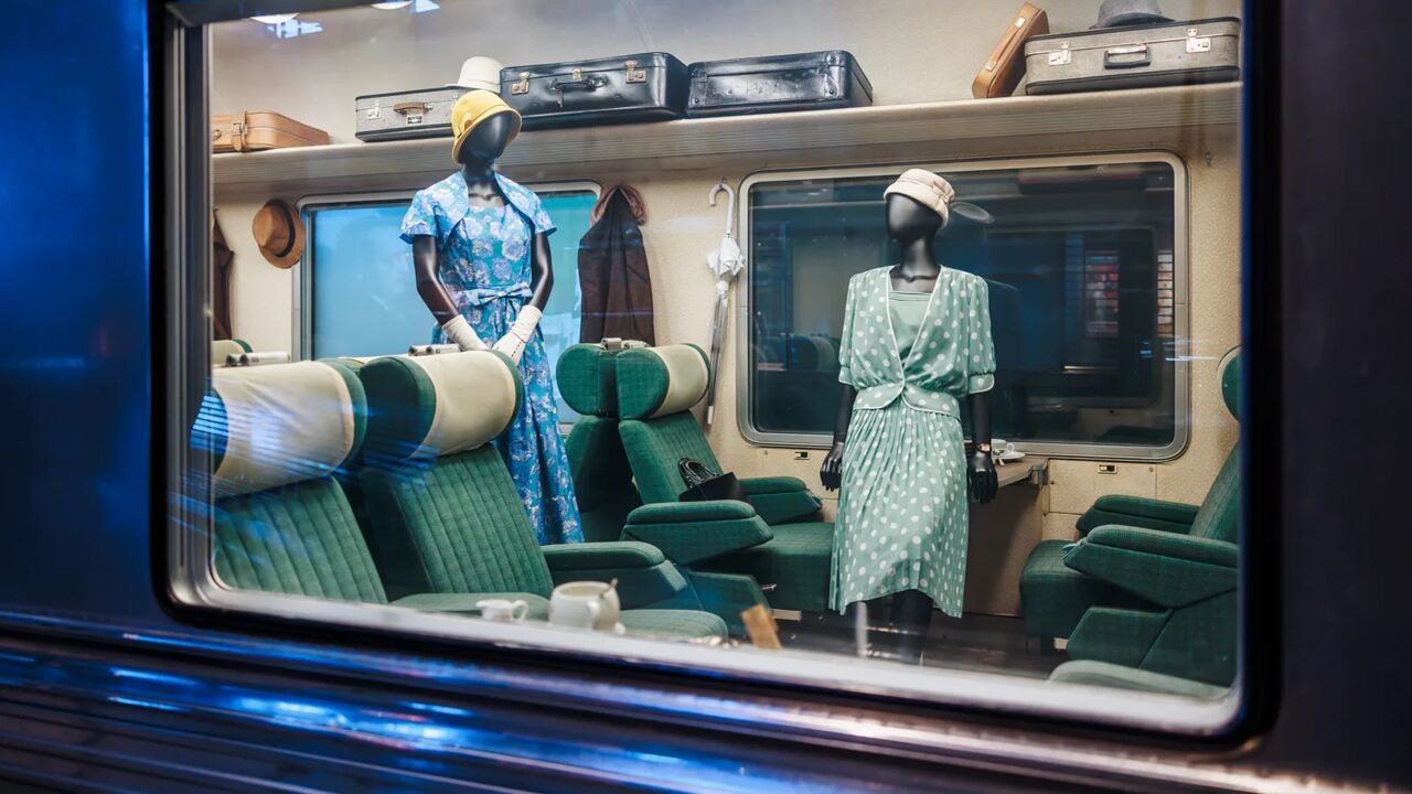 "Rokken waren te breed en hoeden te hoog": nieuwe expo Train World toont 200 jaar mode op de trein