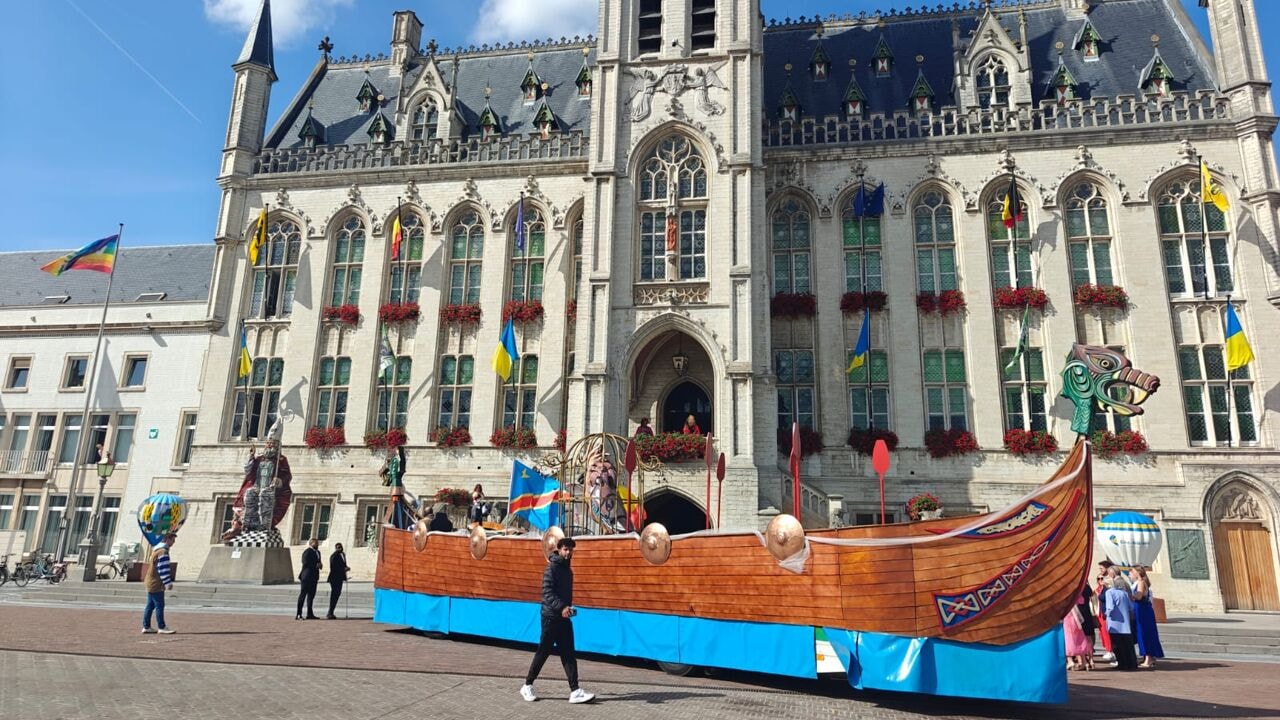 Koppel uit Sint-Niklaas stapt in levensecht huwelijksbootje van 22 meter lang: "Romantischer kan niet"