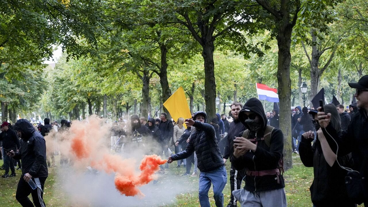 "Excessief geweld tegen politie en Hitlergroeten gebracht": Nederlandse premier reageert op rellen door extreemrechts in Den Haag