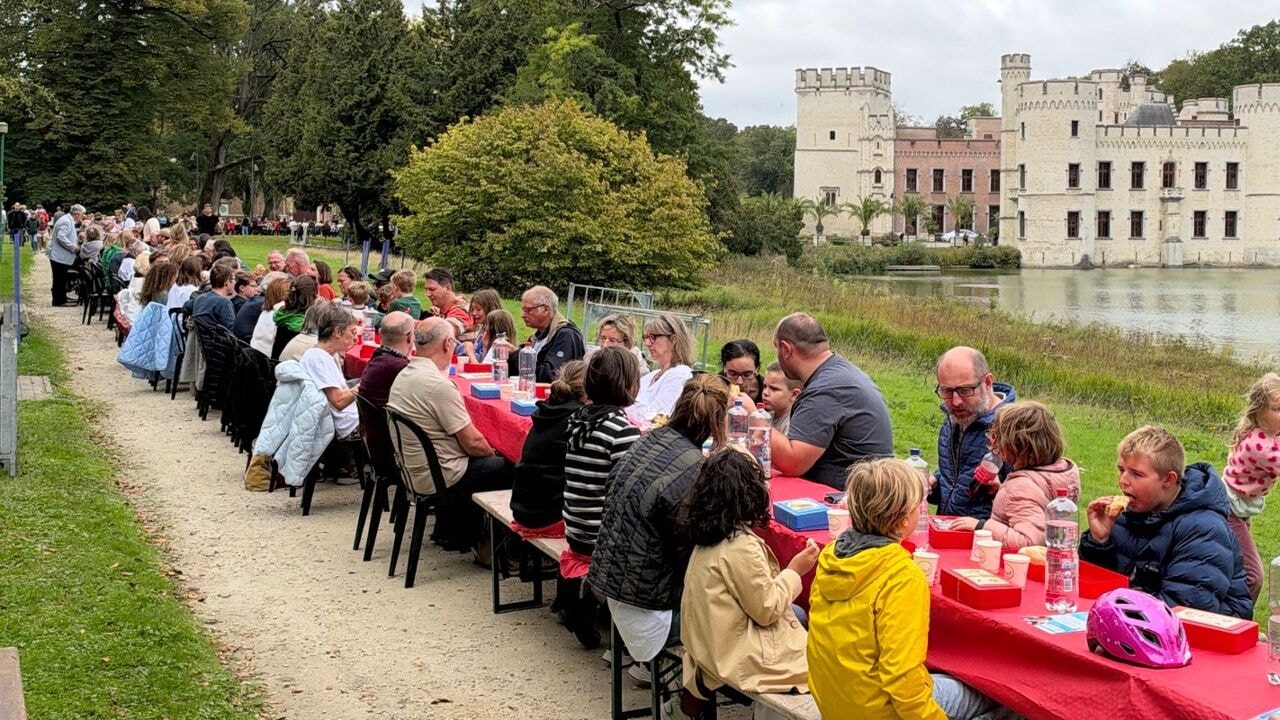 Bijna 1.000 mensen, onder wie prinses Claire, nemen deel aan langste lunchtafel voor strijd tegen kinderarmoede