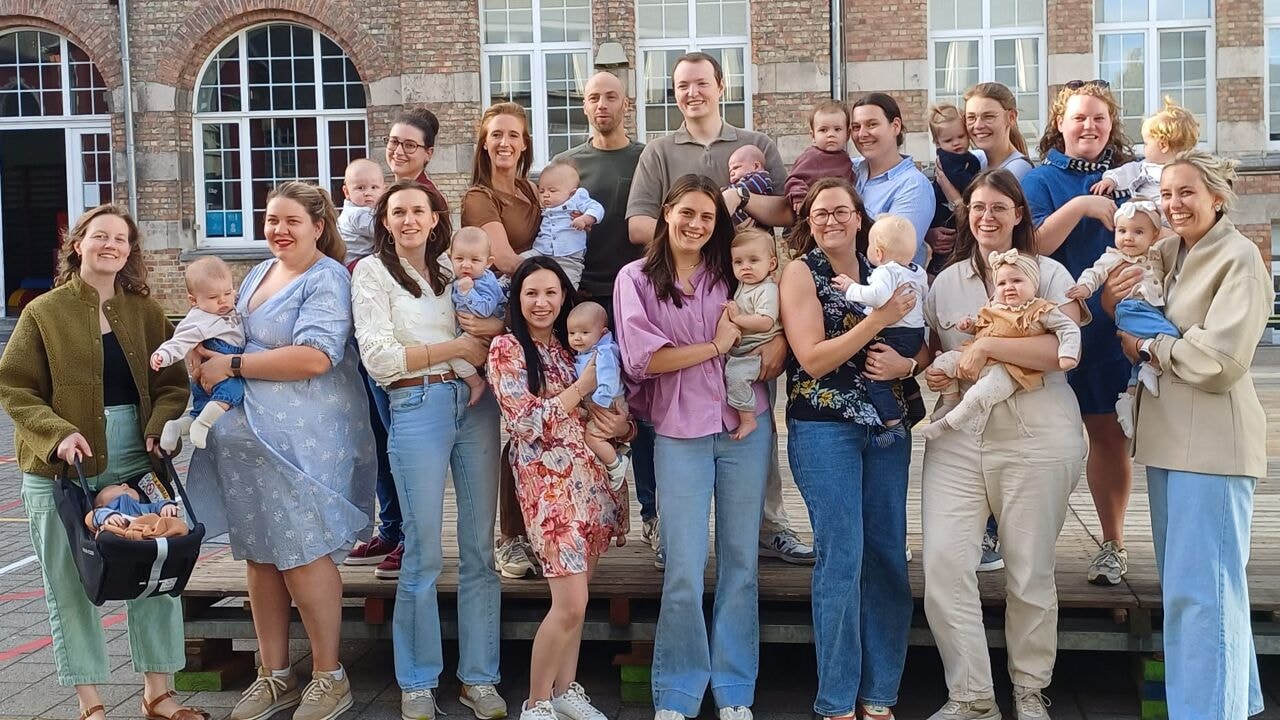 Unieke babyborrel op middelbare school in Roeselare: 17 leerkrachten op korte tijd bevallen