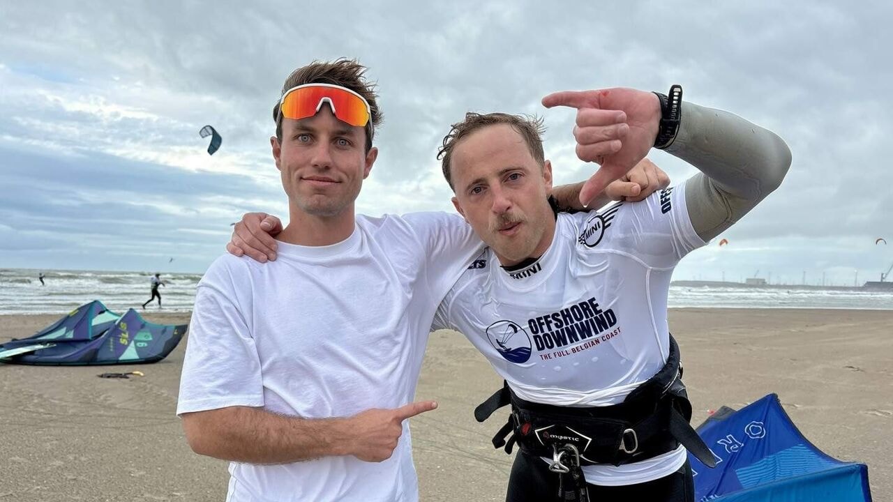 100 kitesurfers zeilen Belgische kust af van De Panne tot Zeebrugge voor goed doel
