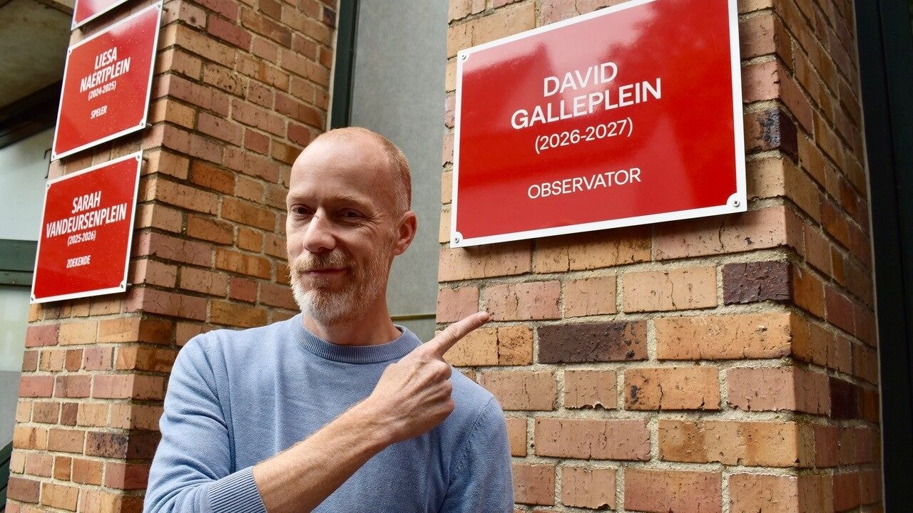 Stand-upcomedian David Galle heeft eigen plein in Brugge: "De Halletoren wordt Galletoren"