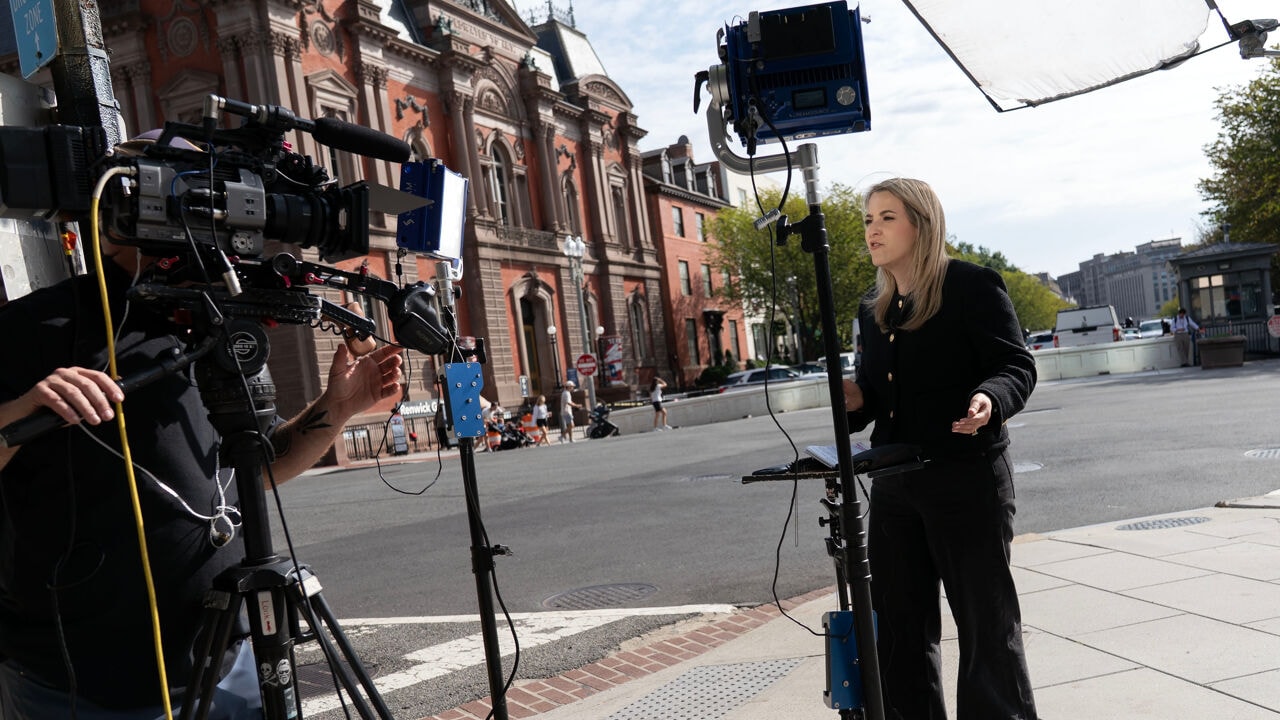 Uit solidariteit met CNN: 4 grote zenders weigeren president Trump te filmen