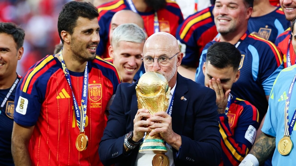 Beloning na een gouden zomer: wereldkampioen Spanje bindt succescoach Luis de la Fuente vast tot 2032