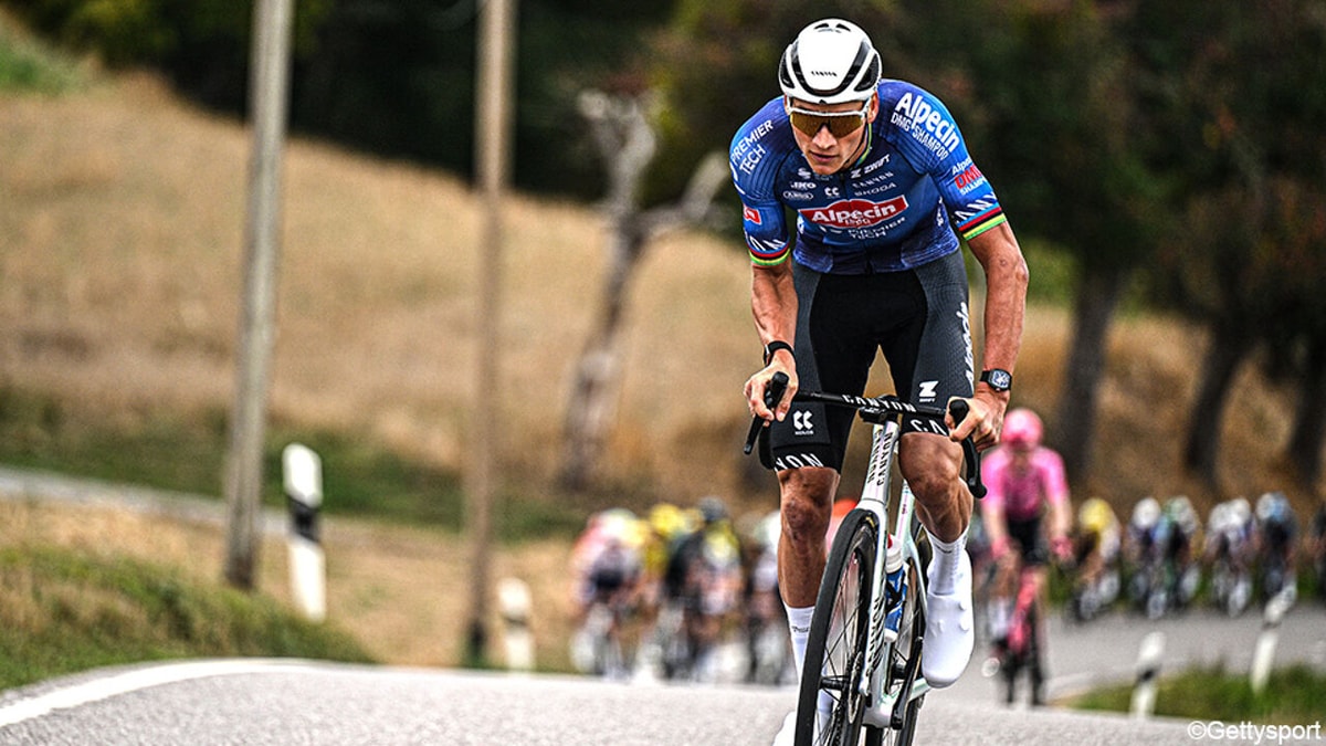 "We reden met 20 écht hard achter hem": peloton keek met grote ogen naar straffe solo Van der Poel, maar was dit geen gekkenwerk richting WK?