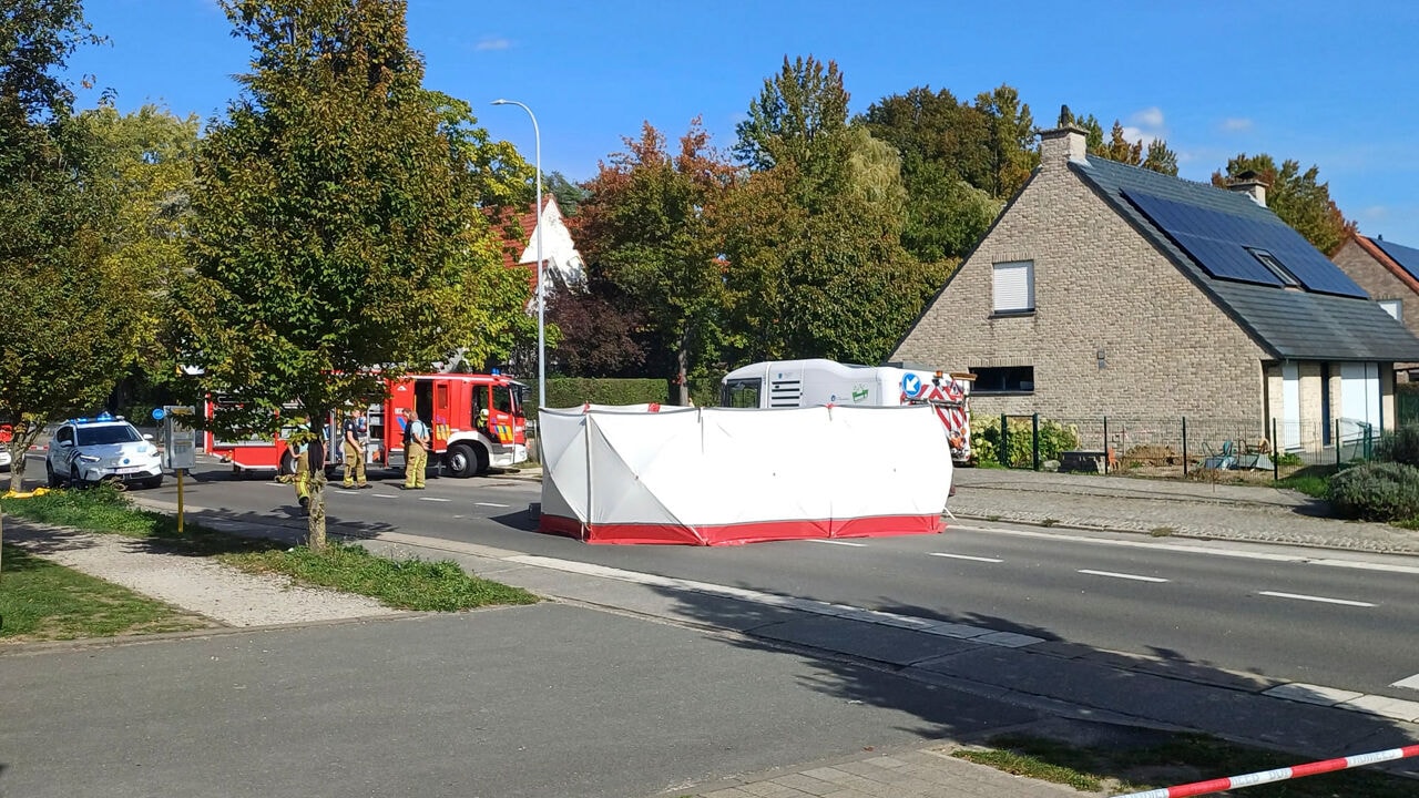 Fietser sterft na botsing met veegmachine aan winkelcentrum in Izegem