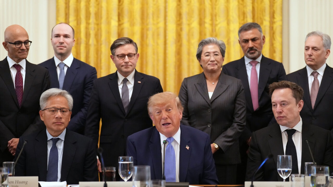 Trump tekent akkoord met belangrijkste bedrijfsleiders uit AI-sector: "Veiligheid kan botsen met winst"